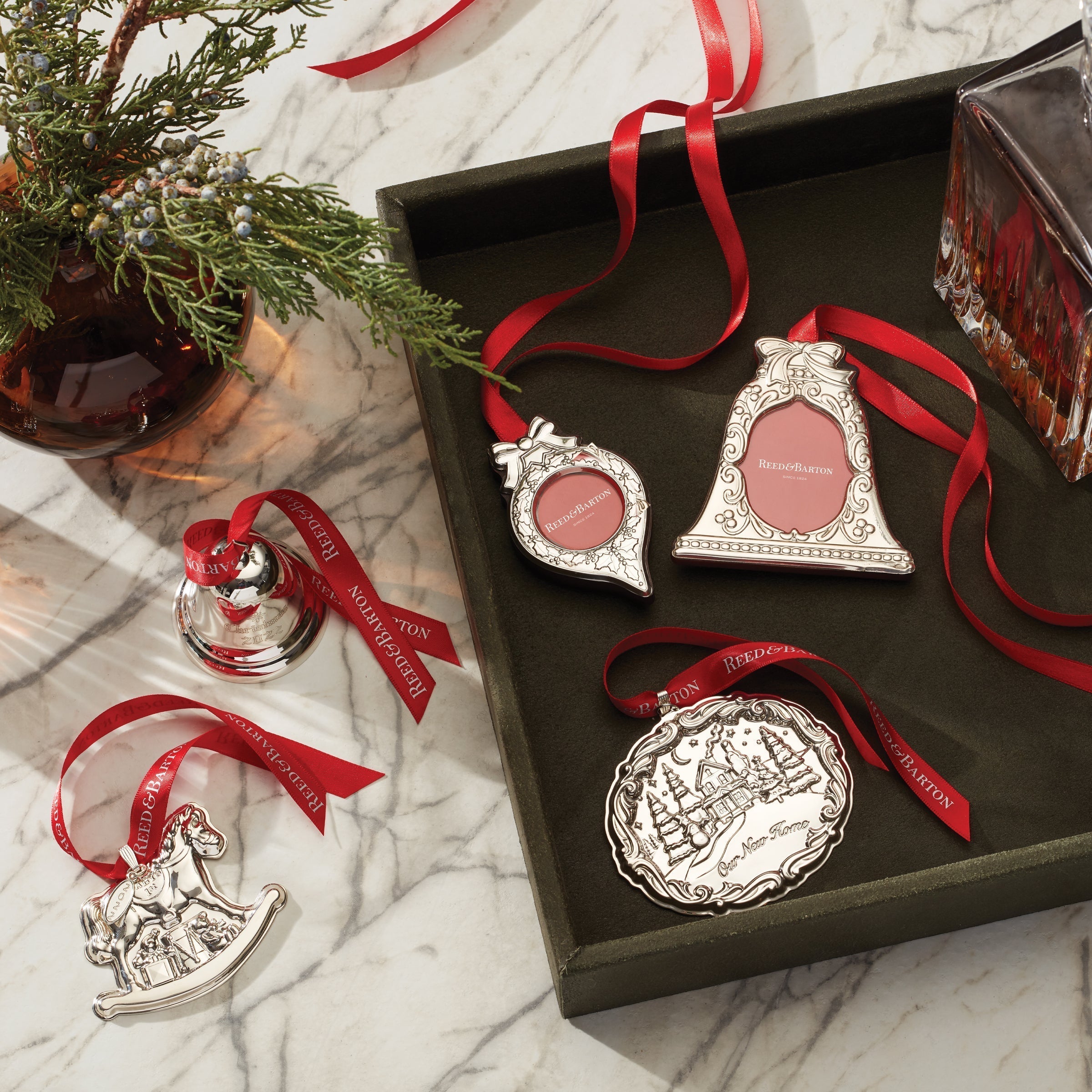 Ornement en argent sterling représentant une cloche avec cadre figuratif