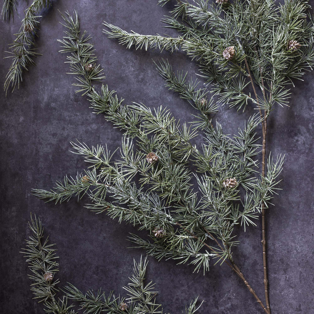Branches artificielles de cèdre et de pomme de pin