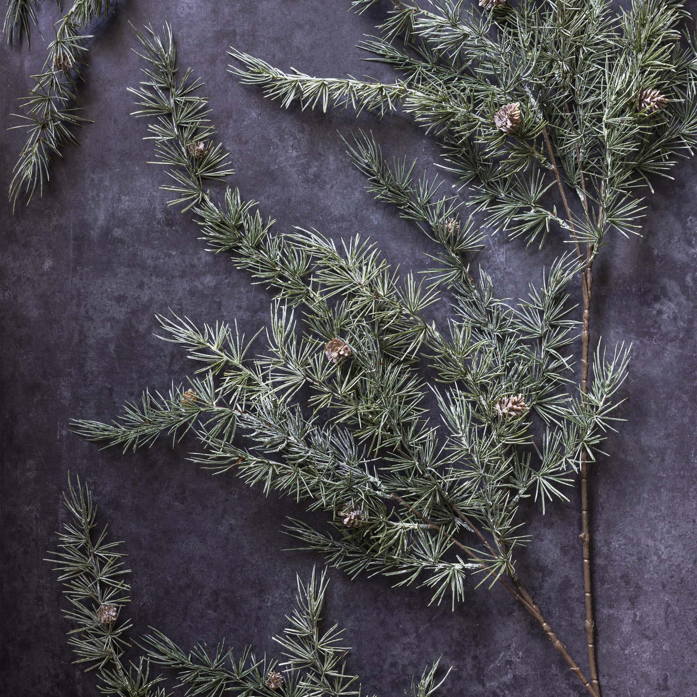 Branches artificielles de cèdre et de pomme de pin